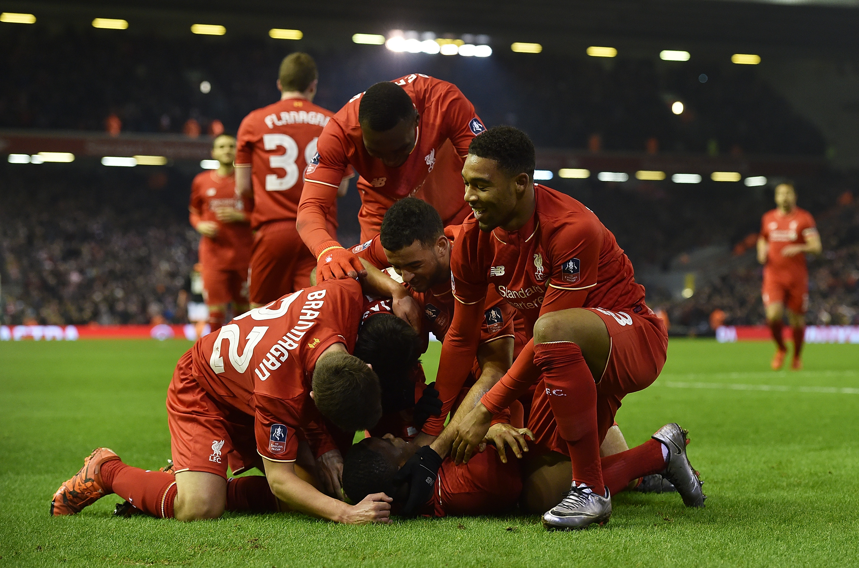 身临其境！跟着镜头冲进球场感受终场哨响瞬间迈阿密众将的喜悦（沉浸式视角：随镜头冲入球场，见证终场哨响时刻迈阿密众将的喜悦）