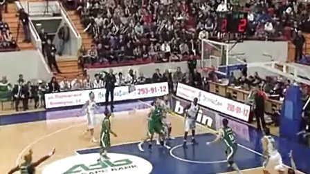 NBA：湖人险胜火箭 詹姆斯砍下全场最高分（湖人惊险击退火箭，詹姆斯轰全场最高分）