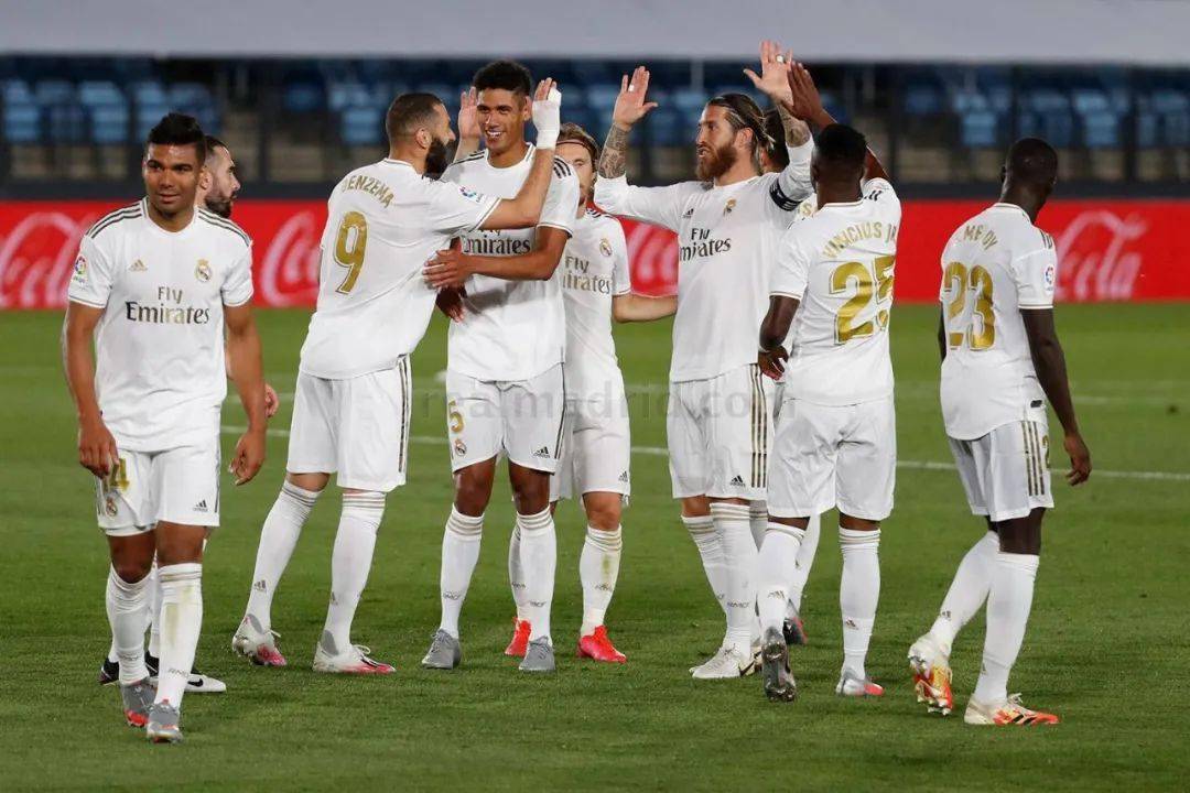 记者：泰山不会放弃成绩搞年轻化，韩鹏明年是否执教还没定