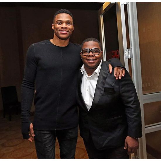 皇马帅位不稳，阿隆索可能被解雇，阿韦罗亚或成替代者，球员与主帅责任争议。（皇马帅位动荡，阿隆索恐下课，阿韦罗亚有望接任，球队责任归属引争议）