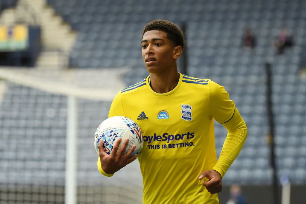 NBA焦点战：湖人主场逆转掘金,