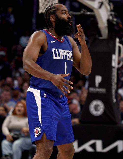 国际米兰连胜，齐沃调整团队，迪乌夫证明实力，马丁内斯复出，球队士气回升。（连胜护航，齐沃变阵奏效，迪乌夫发威，马丁内斯回归，蓝黑军团士气飙升）