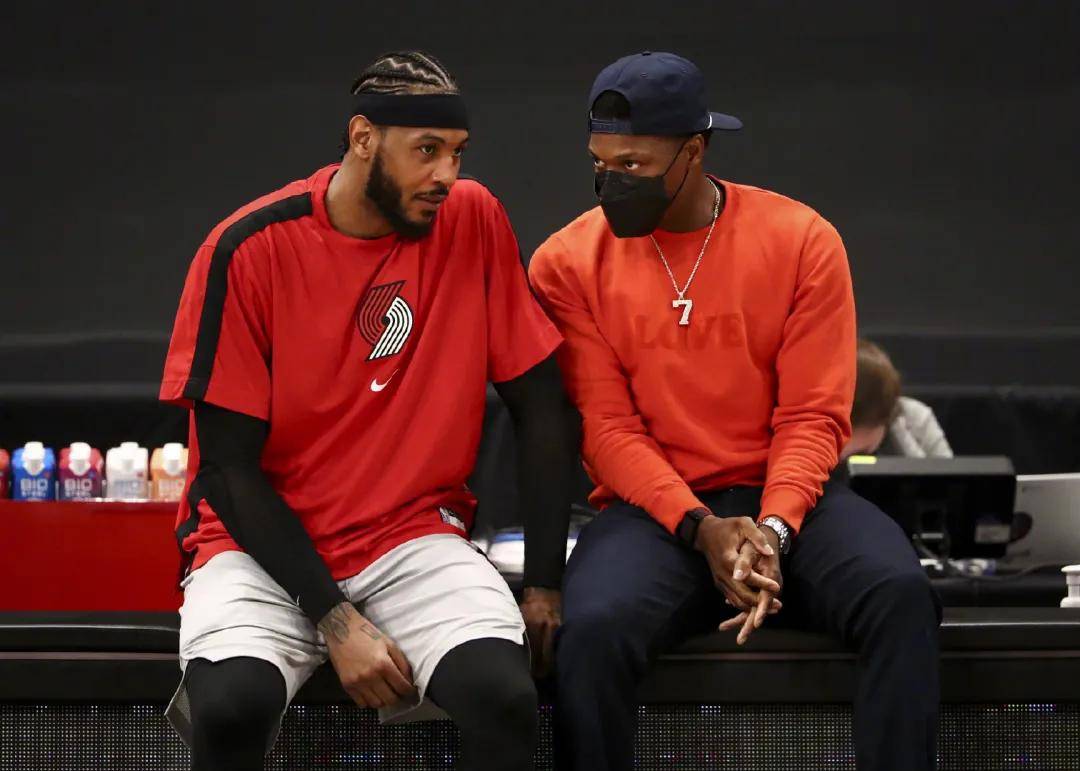 詹：现在的身体状态还不是很好；施洛特贝克整天说“废话”（詹：身体状态仍未达最佳，称施洛特贝克整天“说废话”）