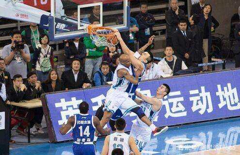 快船末节防守稳定，数据表现突出（快船末节防线稳固，数据抢眼）