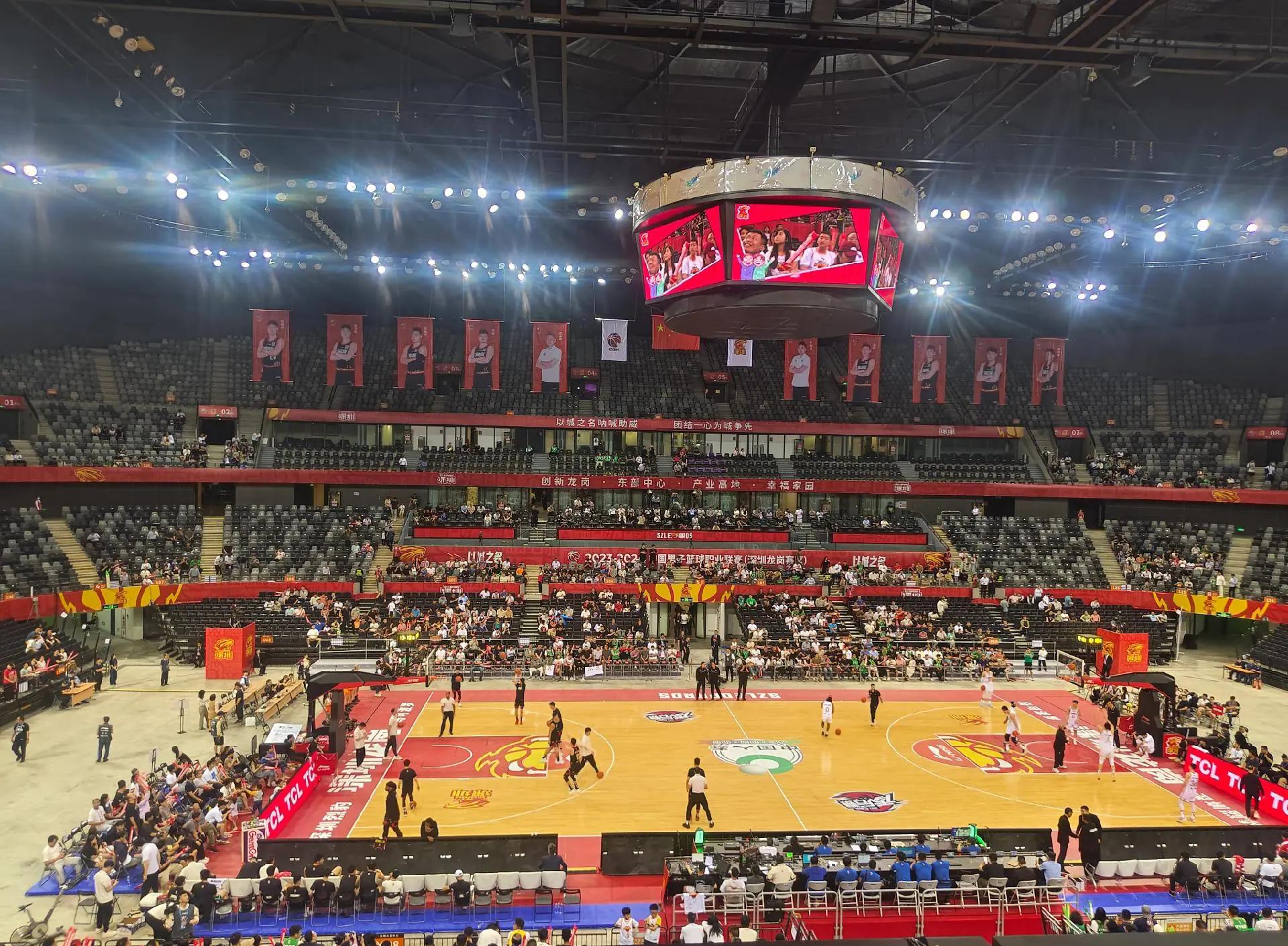 西甲前瞻：巴萨盼取胜继续争夺榜首，阿拉维斯能否制造麻烦？（西甲前瞻：巴萨剑指三分紧咬榜首，阿拉维斯能否搅局？）